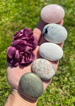 Load image into Gallery viewer, 20pc Assorted Crystal Pillow Palm Stone Set