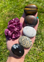 Load image into Gallery viewer, 20pc Assorted Crystal Pillow Palm Stone Set