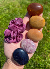 Load image into Gallery viewer, 20pc Assorted Crystal Pillow Palm Stone Set