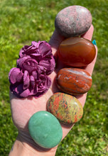 Load image into Gallery viewer, 20pc Assorted Crystal Pillow Palm Stone Set