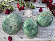 Load image into Gallery viewer, Fuchsite Palm Stone