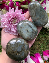 Load image into Gallery viewer, Labradorite Palm Stone